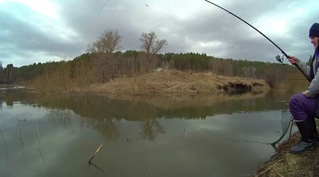 Łowienie karasia w kwietniu - co gryzie, gdzie szukać i jak łowić