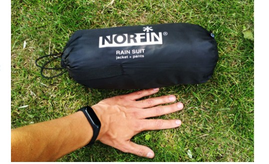 O fato Norfin Rain é o que o pescador e o caçador precisam no verão, outono e inverno da chuva e do vento